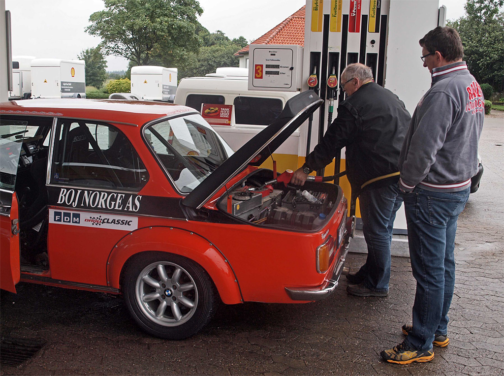Det bedste udenlandske mandskab: Gustav Fredrik Huseby og Per Odvar Nyborg i BMW 2002tii fik tanket hos Shell i Lunderskov
(Foto: Åge Keseler Kirketerp)